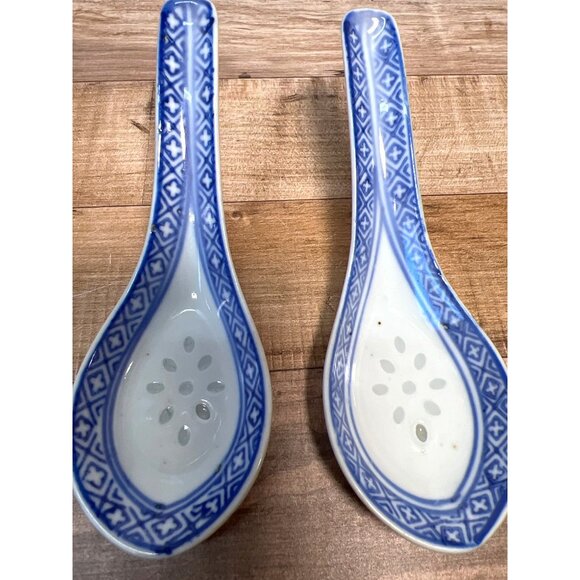 Set Of 2 Porcelain Chinese Soup Spoons With Blue Geometric Border Design - Picture 3 of 5